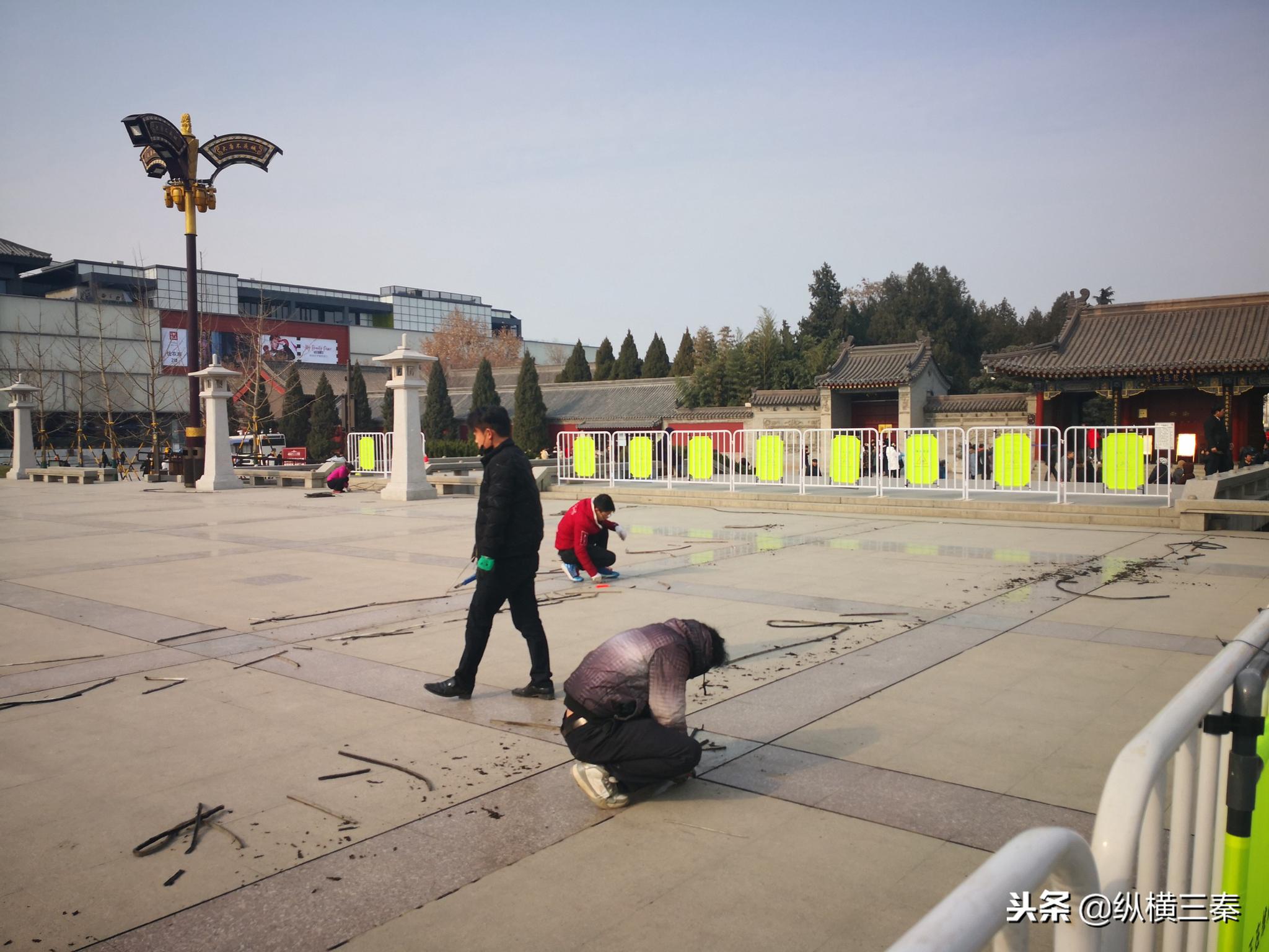 大雁塔南广场升级改造,新增加了人造湖水景及灯光