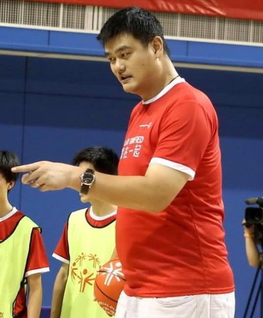 姚明身材发福后体重直奔400斤,老婆叶莉直言:压力太大
