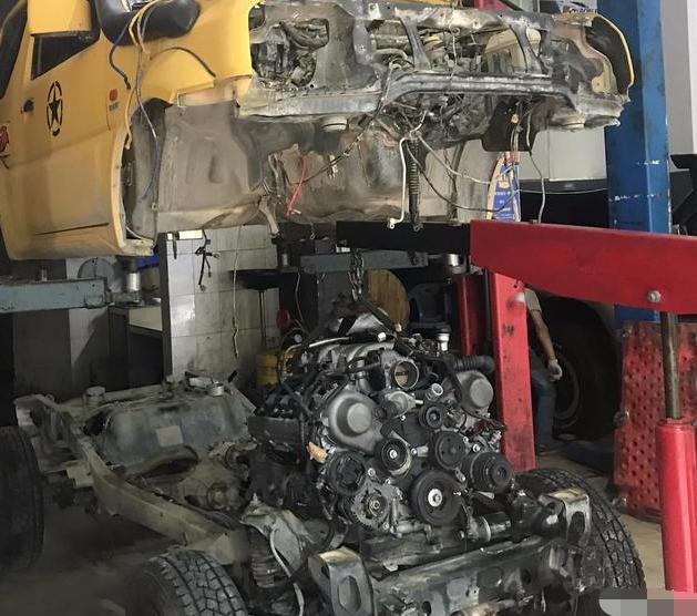 9万买二手吉姆尼,嫌动力不够,移植V8发动机!性