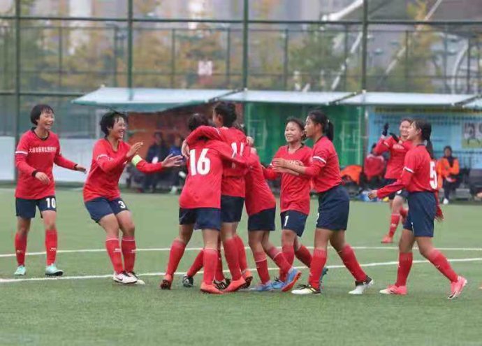 大连西岗进修学校附中女足队获18年全国校园