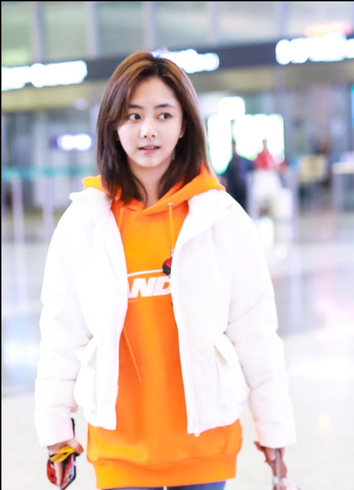 谭松韵露甜笑变氧气少女穿白外套搭牛仔裤学