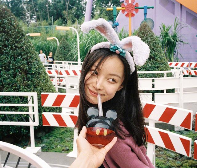 倪妮晒迪士尼一日游美照,玩泡泡机又酷又可爱,头戴兔耳朵美翻天
