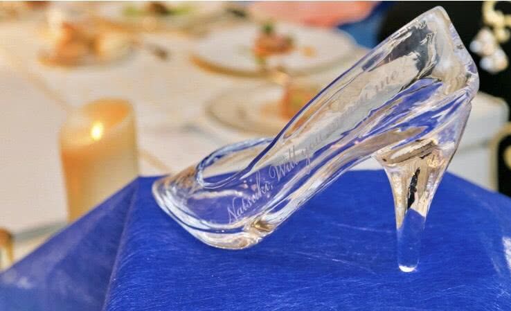 日本老人耗时10年,用嘴吹出一双“水晶鞋”,出价7万也不肯卖