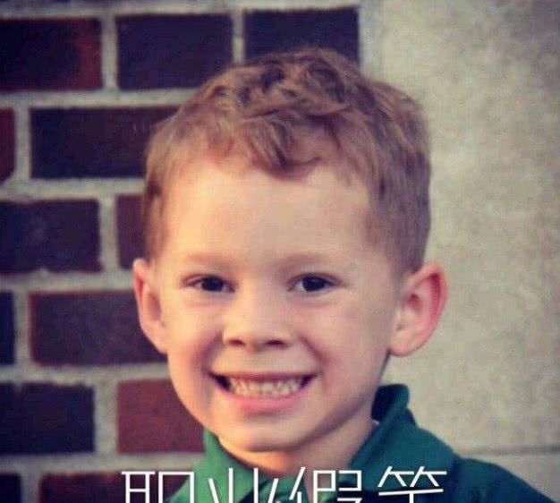 还记得那个职业假笑的男孩吗?他来中国了,到成