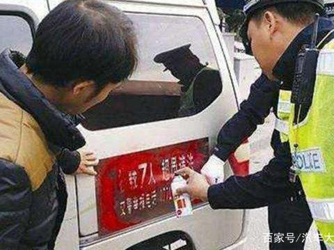 车管所喷字新花样，“核载7人”已成过去式，车主看完一脸懵逼