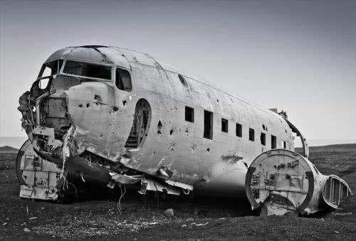 飞机于孤岛坠毁,1男子和12女子幸存,随后展开人性之战