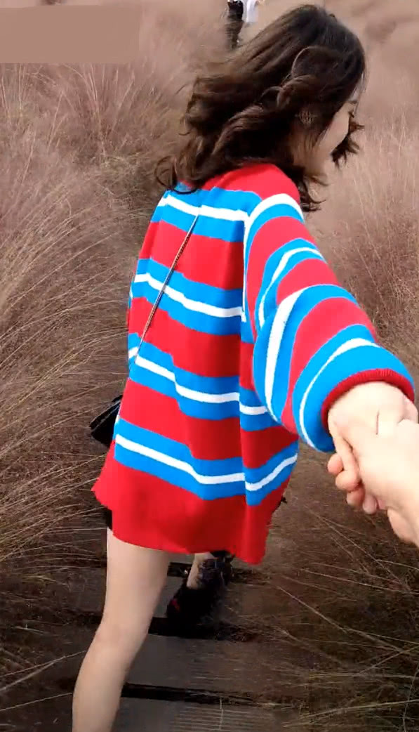 抖音某女生,长了一张学生脸,却因纹身腿吓到