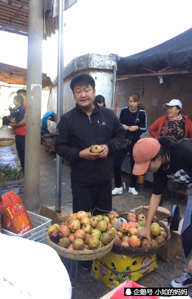 丽江石榴哥 白天是英语老师,晚上在街边卖石榴