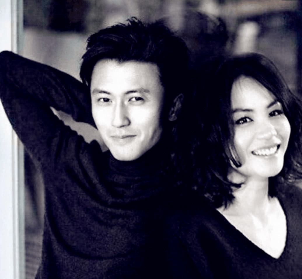 港媒拍到王菲现身谢霆锋香港新家,两人难敌思