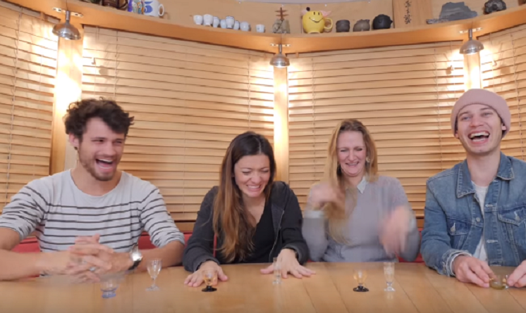 外国人喝中国白酒后是什么反应?老外拿茅台与二锅头做出实验!