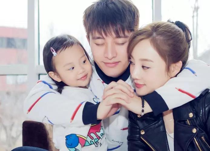 李小璐贾乃亮复合!李小璐7字引发热议,网友疑