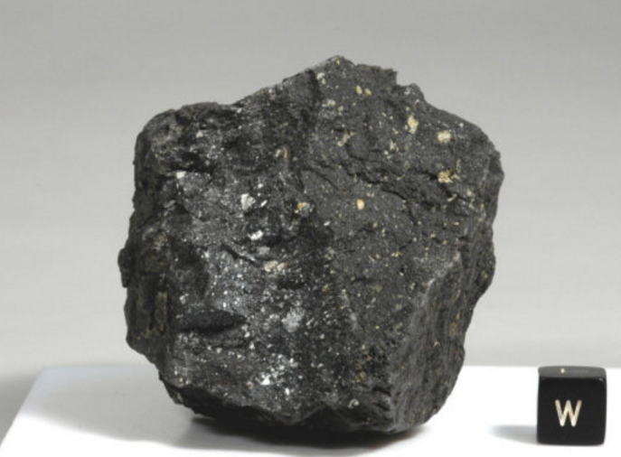 似碳一样的月球角砾岩陨石