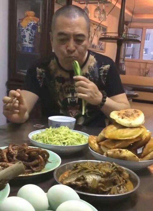 东北大哥又请客吃饭了,真够奢侈的,这么多硬菜得多少钱啊视频