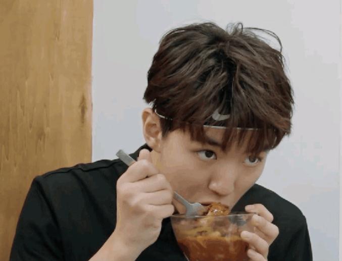 男明星吃东西:肖战斯文,朱一龙可爱,彭昱畅吃相