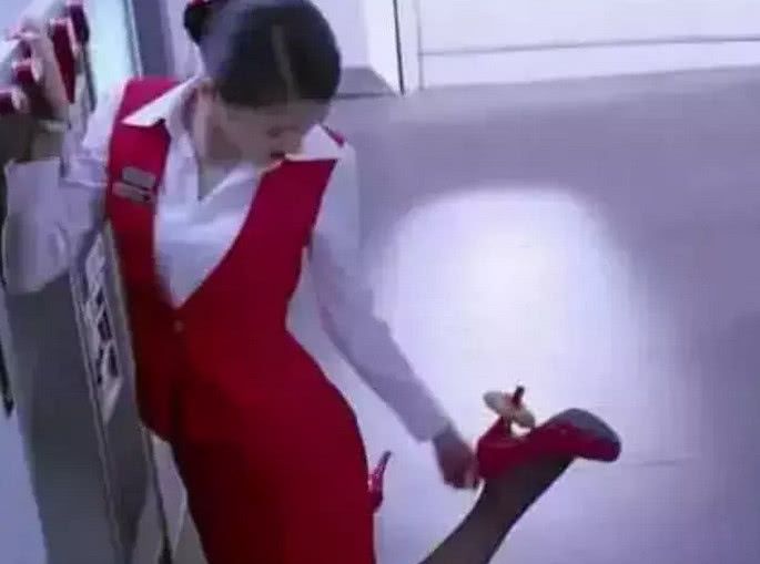 有一种空姐叫关晓彤，剧中经典一跪，网友:在下佩服!