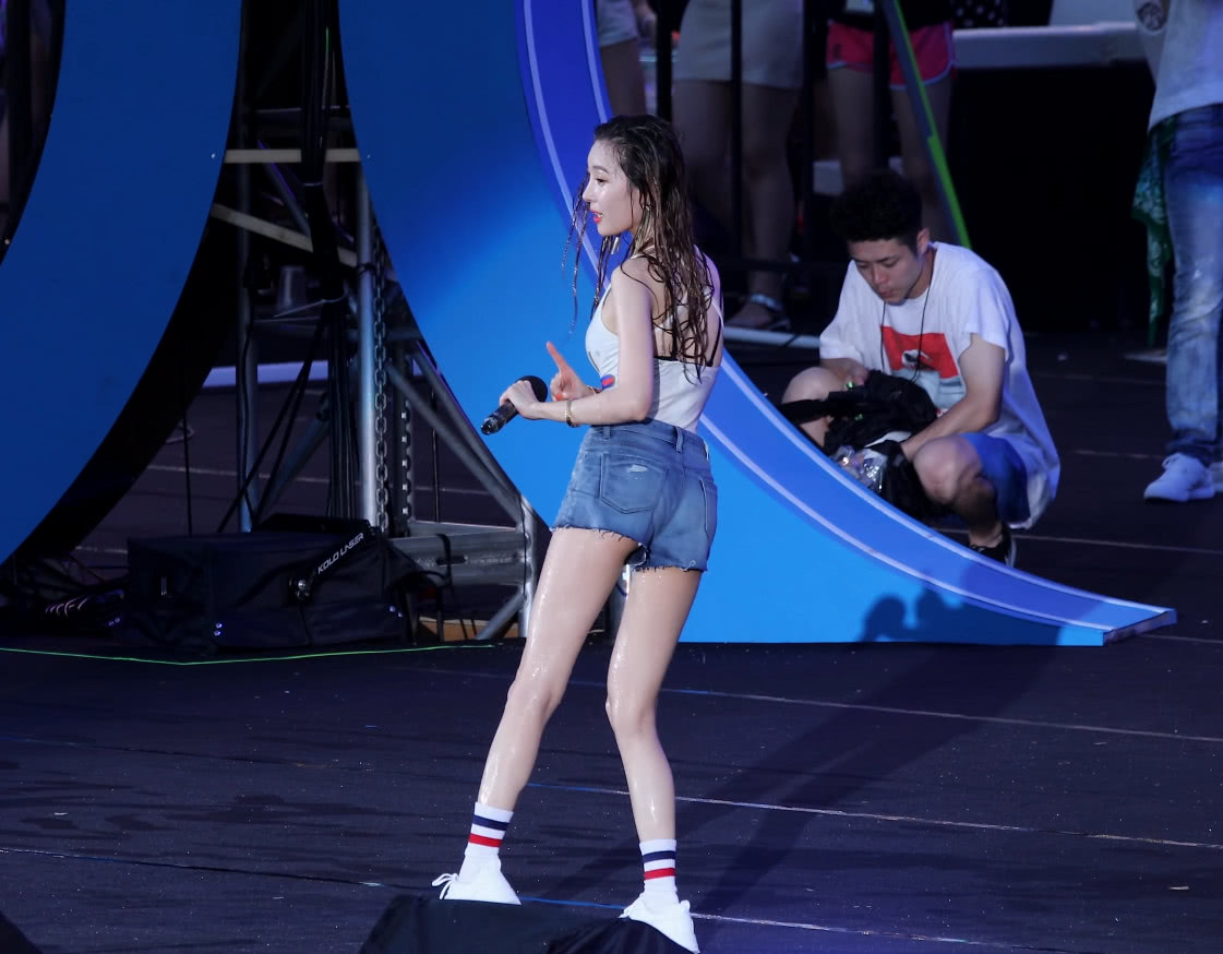 腿精李宣美现场热舞，男伴舞遭粉丝们羡慕，网友:女神太敬业了