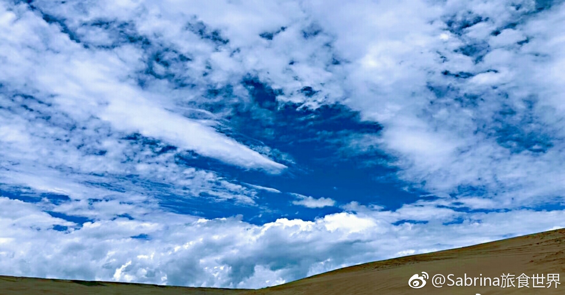 青海湖周圍被群山環(huán)抱