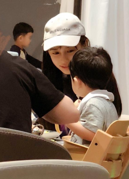 杨颖晒孩子,网友翻出了杨颖陪孩子的照片,称职妈妈让人感动