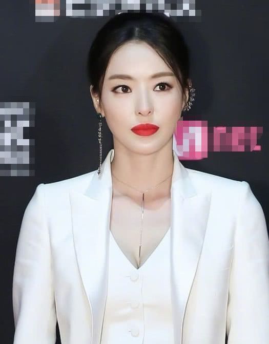 李多喜和孙艺珍穿同款西服,差距太明显,网友:服了韩国女星身材