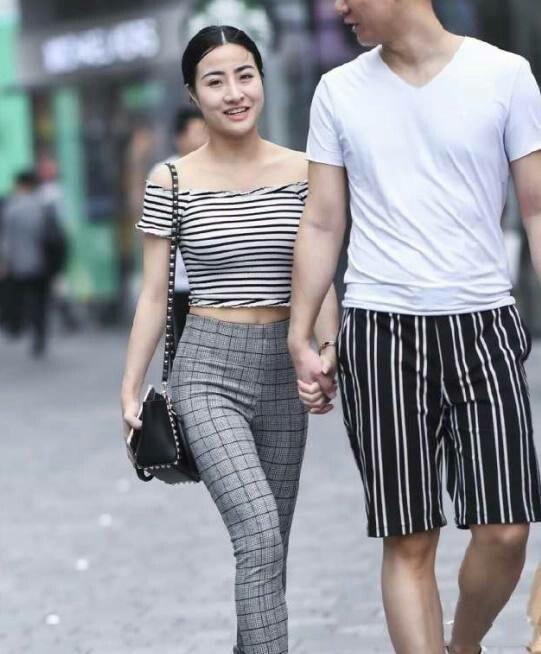 街拍: 体态丰腴的清纯美女圆润肥臀, 网友: 这女人看了我都吃不消
