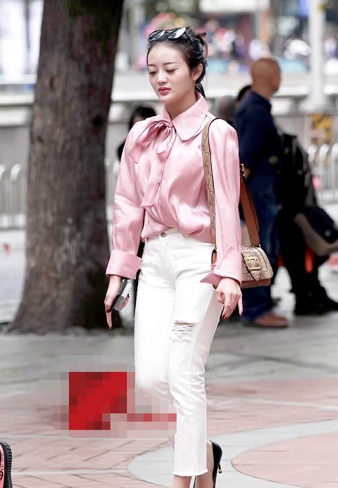 街拍:图四衬衫搭白裤子,颜值高气质好,走姿自信,气质型美女!