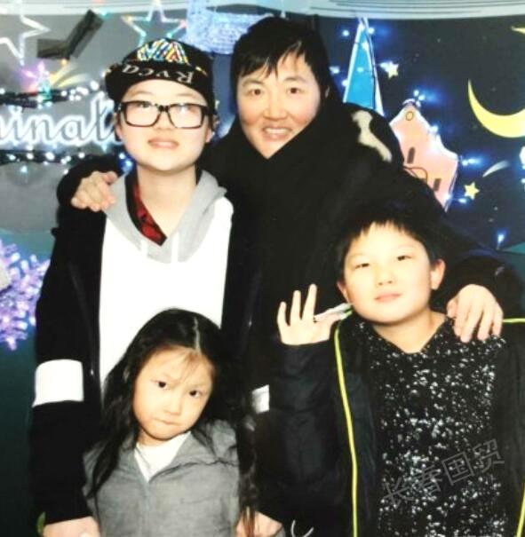孙楠与三个孩子的合照曝光：基因太强大，大女儿就是个“小孙楠”