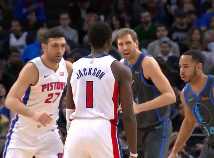 帕楚里亚挡拆时推搡诺维斯基,诺天王招牌金鸡独立跳投