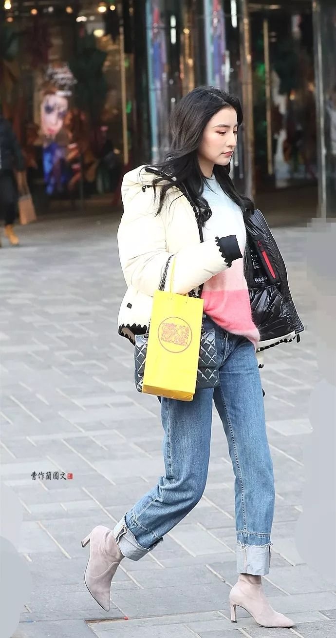 街拍：鞋跟超细的高跟短靴美女
