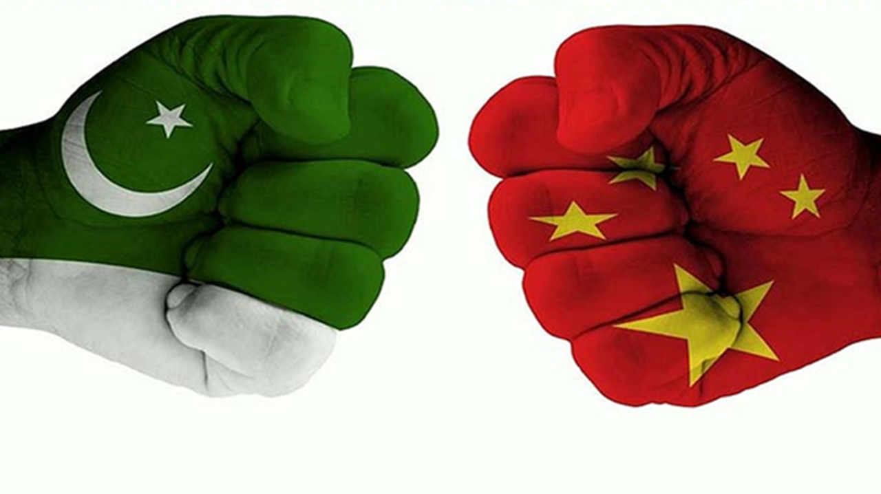 巴基斯坦人对中国游客很热情,在一条大街上,挂满了中国品牌!