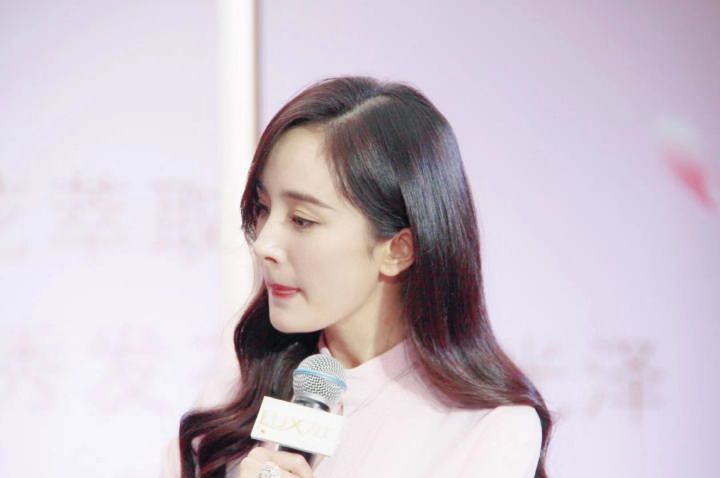 杨幂一身小粉裙如同仙女下凡,撩头发的样子却