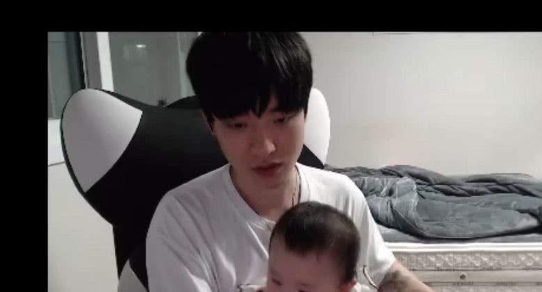 WE帅气奶爸大舅子带孩子直播,网友:电竞知识