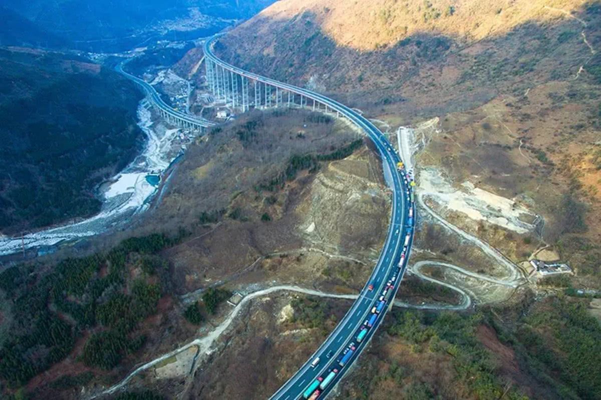 中国最牛的公路,居然修建在"天上",外国设计师都佩服!