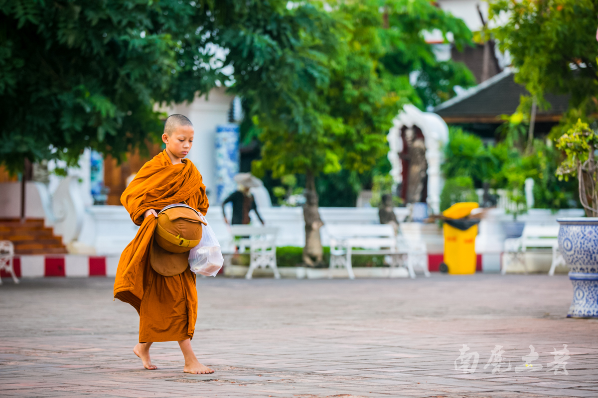 <a href='http://travel.sina.com.cn/taiguo-lvyou/?from=b-keyword' target='_blank'><em>泰国</em></a>的寺庙没有伙房,僧侣们吃饭怎么办