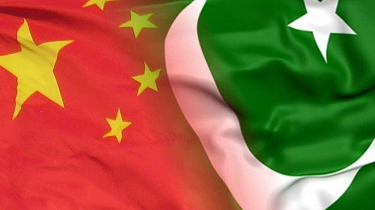 巴基斯坦人对中国游客很热情,在一条大街上,挂满了中国品牌!