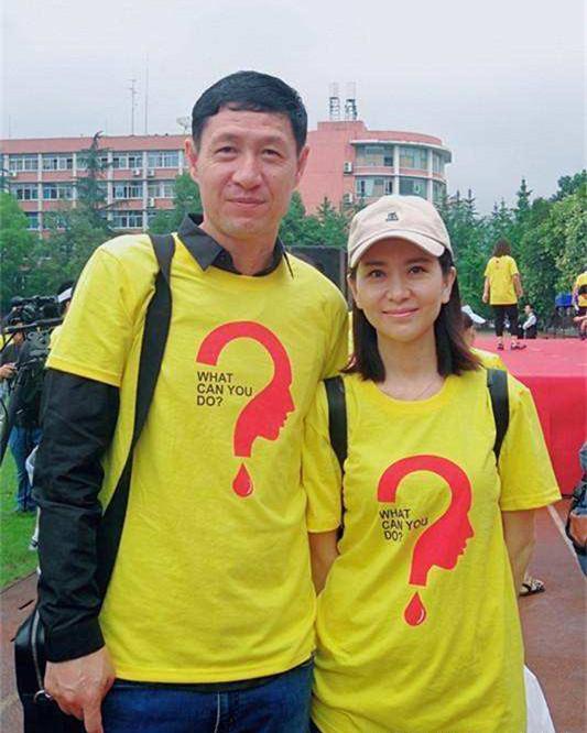 黎兵带队晋级仍未续约,48岁歌星妻子甘萍很美,14岁女儿亭亭玉立