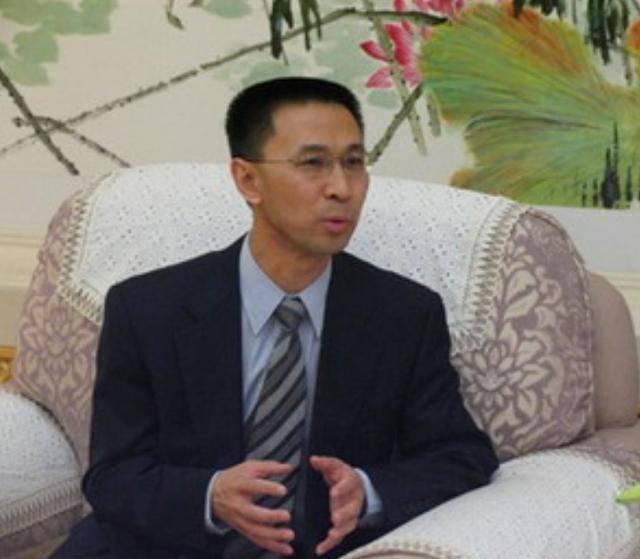 《新闻联播》主持海霞老公曝光，长相一言难尽，难怪一直不愿公开