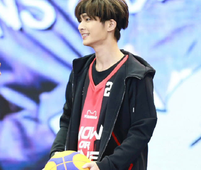 33岁的炎亚纶,18岁的范丞丞,站在一起竟毫无年