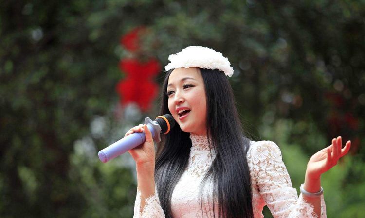 毛宁为何当初不娶杨钰莹,看到现任妻子的照片,瞬间明白了