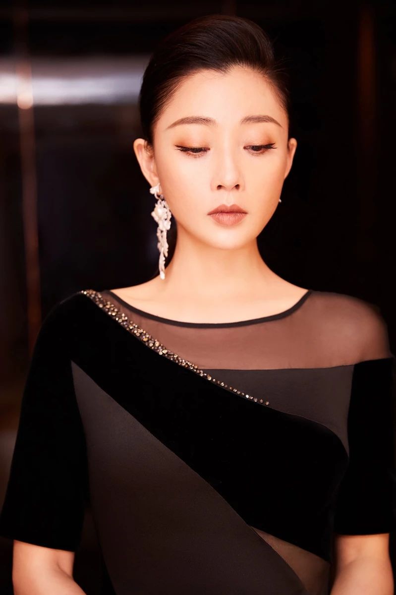 39岁殷桃真瘦!"黑天鹅"造型尽显流畅曲线,笑容甜美似