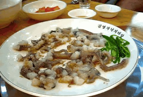 高德地图持续为你导航。前方进入环岛,请从第