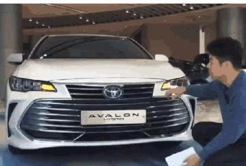 丰田亮出杀手锏，黑色车身相当帅气，轴距2870mm，配2.5L动力