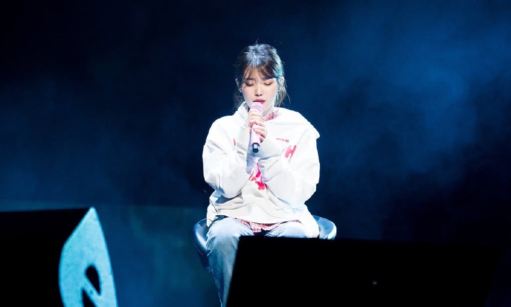 IU厉害了!那么紧的裙子都能穿得进去