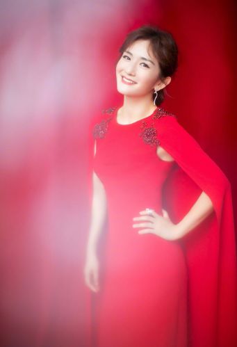 谢娜大胆玩撞色,荧光绿蛋糕裙配白色休闲裤