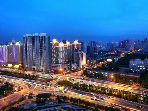 左近几个城市 哪里好玩一点 (左边的城市)