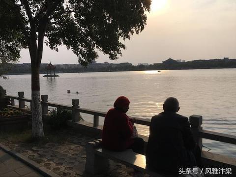 河南开封：龙亭湖夕照，还有一对幸福的老人