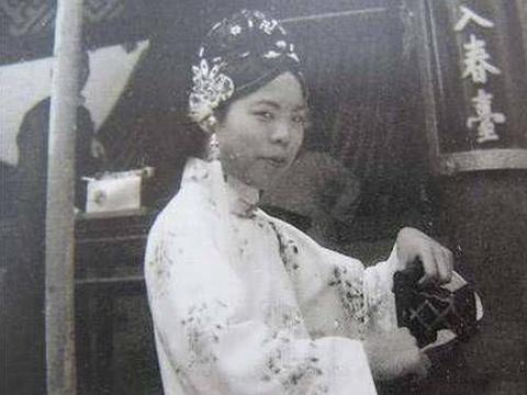 清朝灭亡后,贵族格格们都嫁给了什么人?他们的后代都在干这行