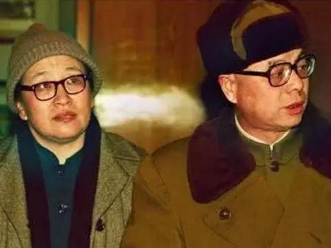 李讷,王景清住所照片,陈设简单朴素堆满书籍,父母照片随处可见