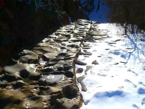 每年，古道定落满白雪，延伸到远方