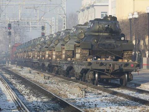 30辆老挝T-34坦克抵达俄赤塔火车站，民众穿苏联红军军服迎接