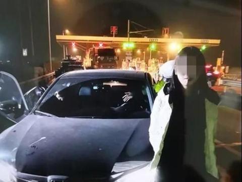这辆黑色奔驰火了!硬生生怼上执行任务的消防车,造成多车相撞